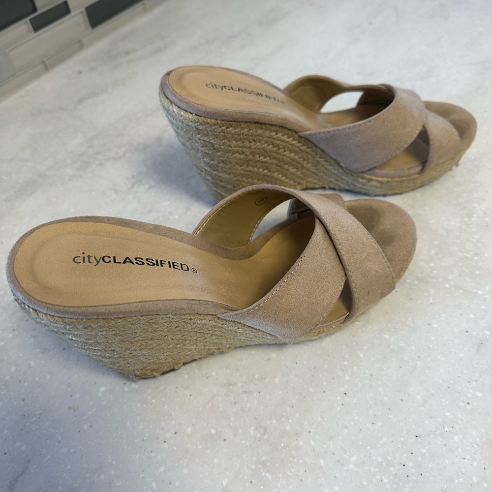 City Classified Taupe Suede Wedges size 6.5